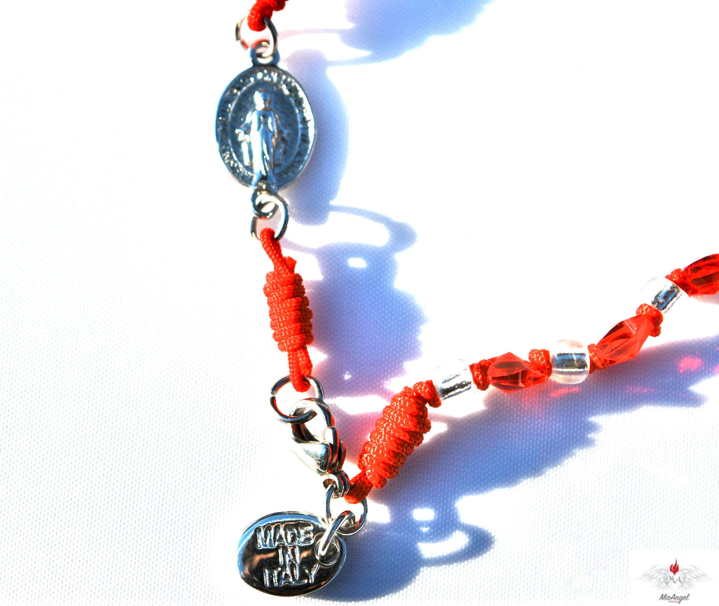Collana rossa girocollo, tre decine, con medaglia miracolosa in Swarovski