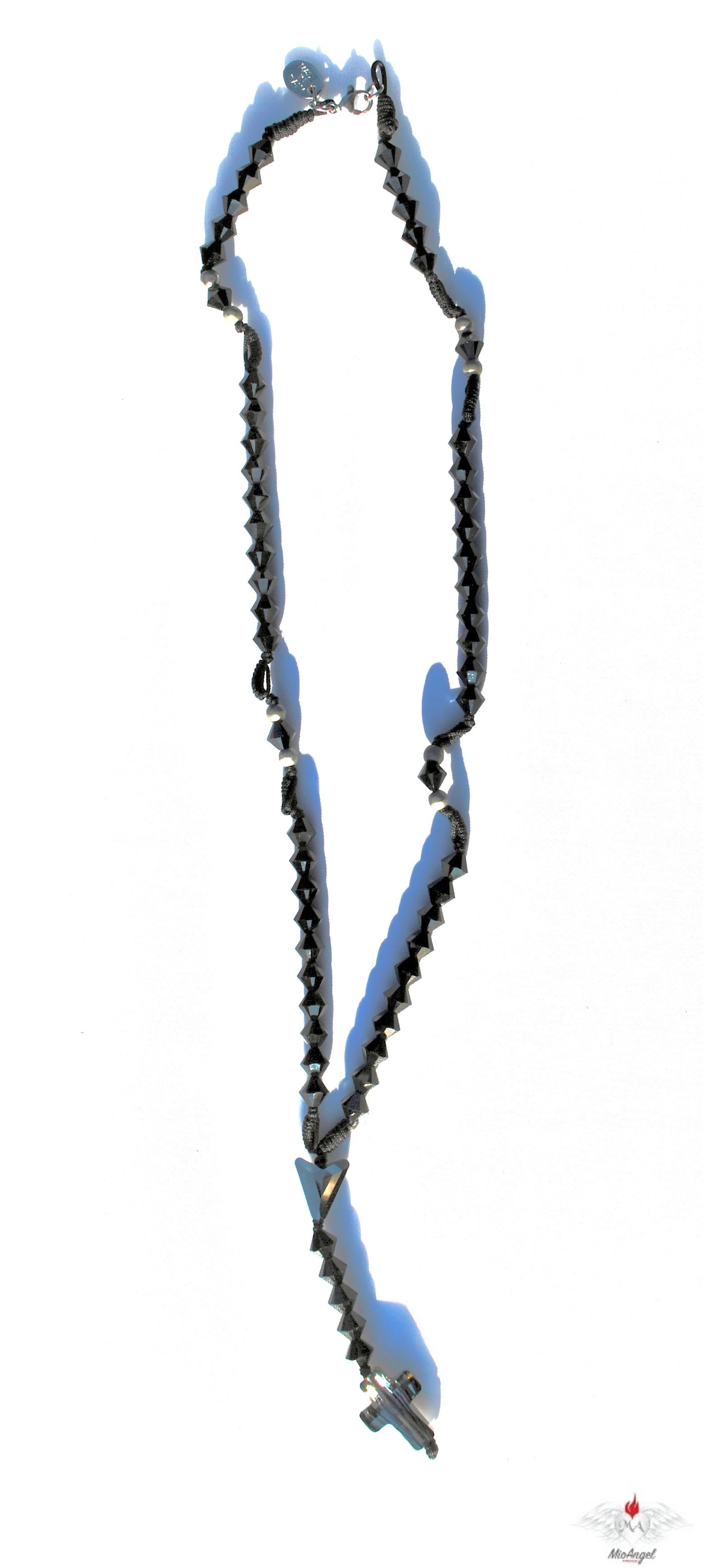 Rosario nero con cuori, croce e componenti in cristalli Swarovski.